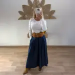 Falda midi vaquera con bolsillos y cinturón