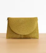 Bolso sobre rafia dorado