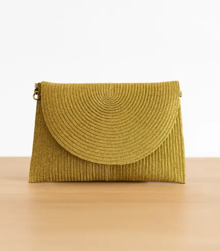 Bolso sobre rafia dorado