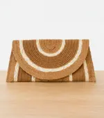 Bolso sobre rafia