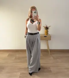 camiseta blanca tirantes y pantalon gris ancho conturon negro