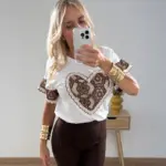 Camiseta manga corta corazón bordado y mangas