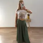 Camiseta con dibujo chica sombrero