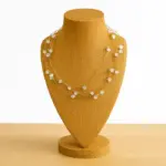 Collar corto de perlas transparentes