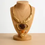 Collar corto rígido dorado colgante 3 piedras