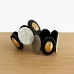 Pulsera engomada negra y blanca ovalada