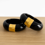 Pulsera rígida negra con dorado