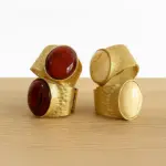 Pulsera rígida dorada con piedra