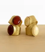 Pulsera rígida dorada con piedra