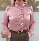 Camisa de raso rosa con botones dorados y volantes frontales. - Imagen 2