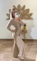 Conjunto con detalle lateral y pantalón fluido. - Imagen 3