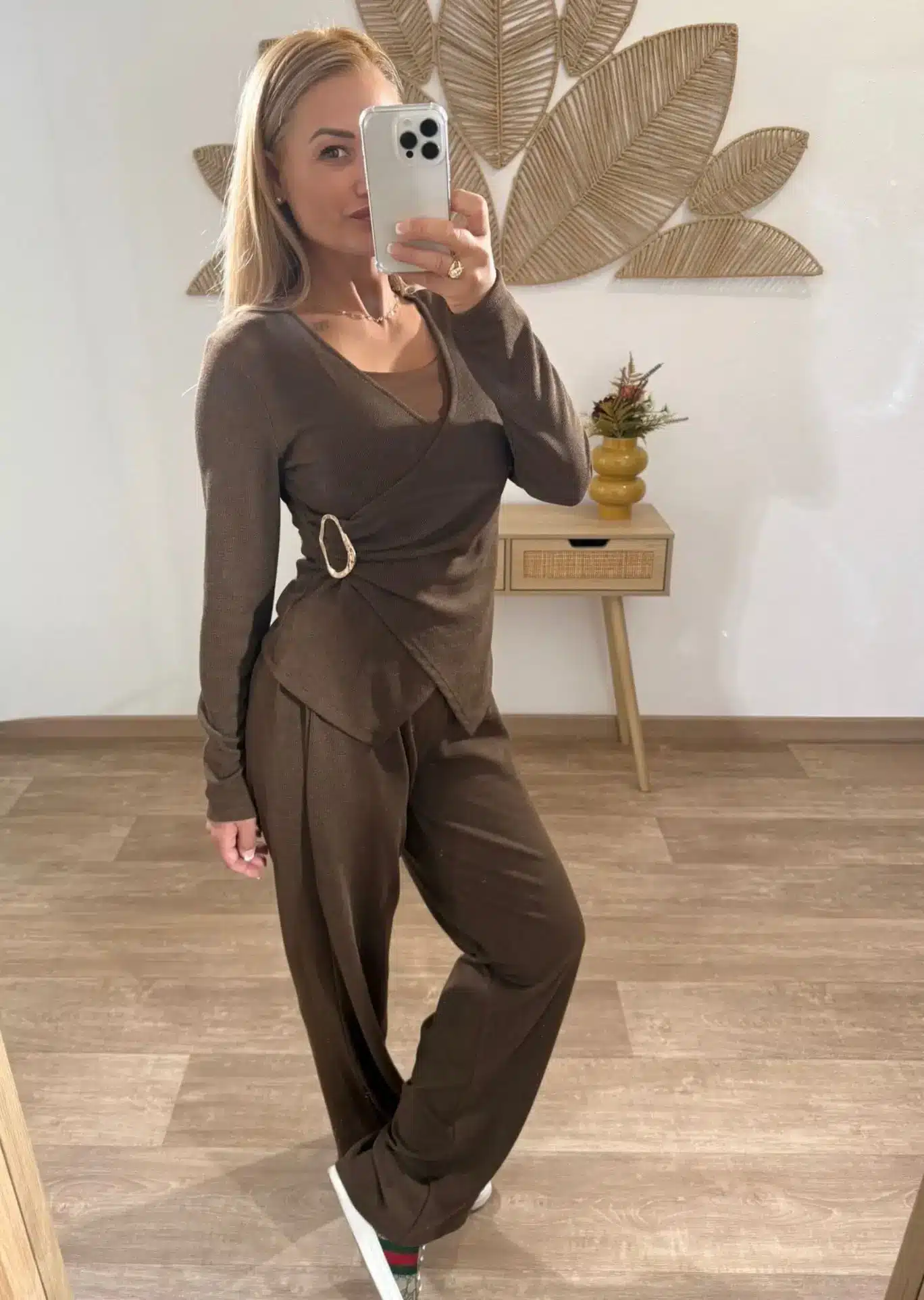 Conjunto-marrón-1 Mujer con conjutno de dos piezas, camiseta cruzada con detalle lateral y pantalón fluido, estilo casual elegante.