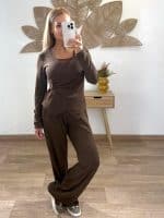 Conjunto pantalón ancho cintura engomada y camiseta con detalle lateral.