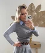 Mujer usando jersey de punto con detalles geométricos cuello redondo.