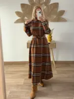 Vestido largo de cuadros con hombreras. - Imagen 2