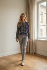 Blusa en color azul con estampado de lunares blancos, manga larga y corte recto 2