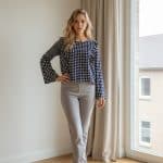 Blusa en color azul con estampado de lunares blancos, manga larga y corte recto.