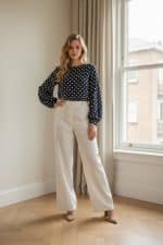 Blusa en color azul con estampado de lunares blancos, manga larga y corte recto 3