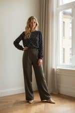 Blusa en color verde con estampado de lunares blancos, manga larga y corte recto 2