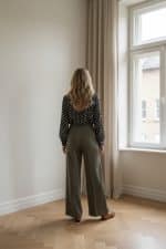 Blusa en color verde con estampado de lunares blancos, manga larga y corte recto 3