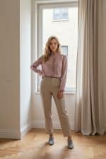 Camisa rosa de raso con volantes y manga larga