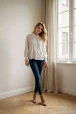 Camisa blanca semitransparente con detalles de encaje en el frontal y mangas largas 2