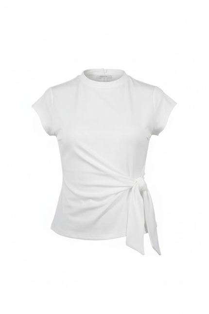 Camiseta marrón de manga corta con lazo lateral ajustable en el bajo, corte entallado, combinada con jeans ajustados.