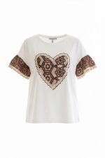 Camiseta blanca de manga corta con parche central en forma de corazón de encaje marrón y mangas con detalle bordado.