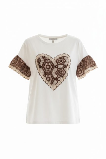 Camiseta blanca de manga corta con parche central en forma de corazón de encaje marrón y mangas con detalle bordado.