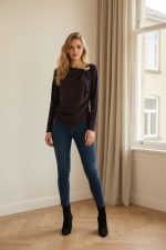 Camiseta de licra ajustada de manga larga color marrón chocolate con cuello redondo y broche decorativo metálico en el hombro.