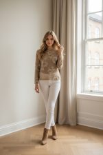 Camiseta de tul semitransparente marrón chocolate con manga larga y estampado floral tonal en relieve.