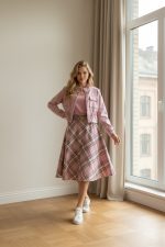 Chaqueta corta de ante rosa empolvado con cuello alto, bolsillos de parche y cintura ajustable mediante cordón.