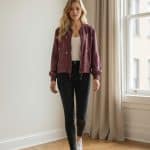 Chaqueta bomber corta color burdeos con cierre de cremallera frontal y bordados pequeños en forma de estrella en toda la prenda.