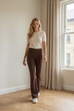 Pantalón acampanado marrón