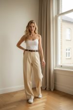 Pantalón de vestir rosa palo de tiro alto y corte recto, con pinzas delanteras y cinturón marrón.