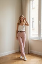 Pantalón elástico rosa con cinturón