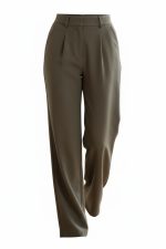 Pantalón de vestir de tiro alto y caída fluida en color verde oliva, con pinzas frontales y pernera recta amplia, combinado con blusa negra de lunares.