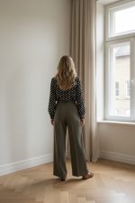 Pantalón de vestir fluido con caída recto - Imagen 11