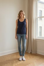 Camiseta de tirantes azul marino de estilo minimalista, ideal para un look casual y cómodo.