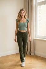 Top corto de punto acanalado en color verde con escote cuadrado y mangas cortas con volantes, combinado con pantalón cargo verde.